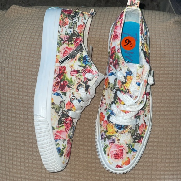 Blowfish Malibu floral sneakers w/zipper accent on sides.
NEW - Picture 2 of 8